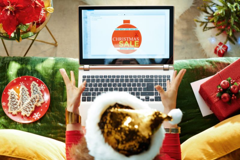 a woman reading a cold email about holiday sale.