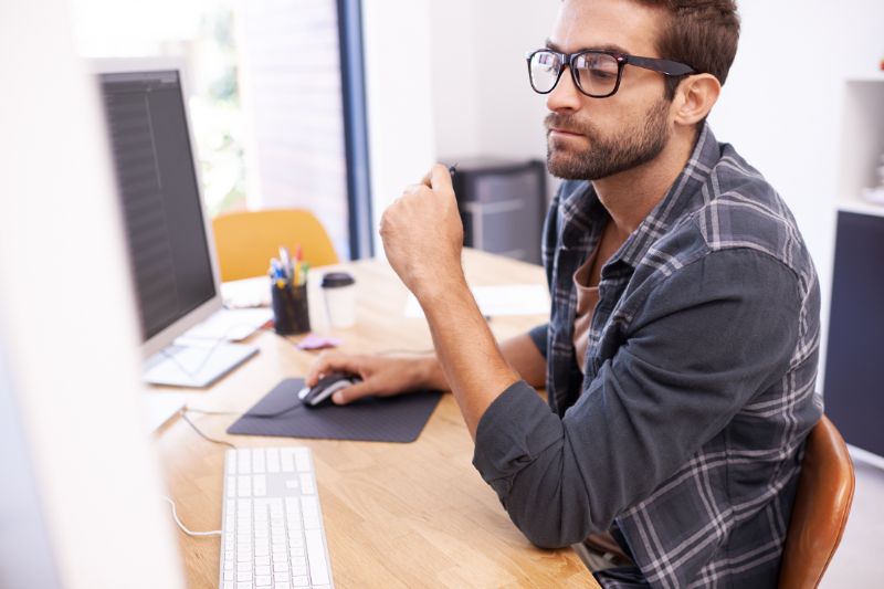 Person using a computer, depicting the relationship between SPF and MX records.