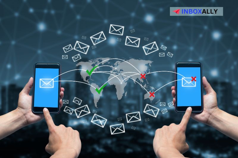 Duas mãos segurando smartphones com ícones de e-mail nas telas. Símbolos de e-mail flutuantes conectam os telefones, mostrando a comunicação por e-mail e destacando a confirmação de entrega do e-mail.  