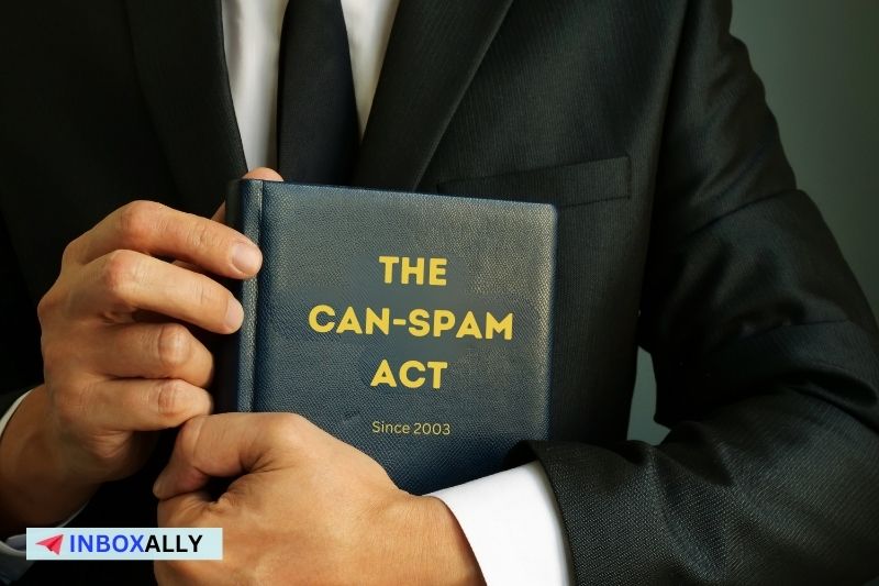 Uma pessoa de terno segura um livro intitulado