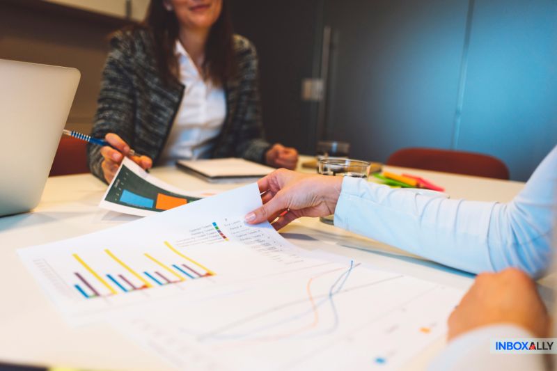 Dois profissionais analisam gráficos de desempenho de marketing por e-mail e discutem se o marketing por e-mail ainda será eficaz em 2025.