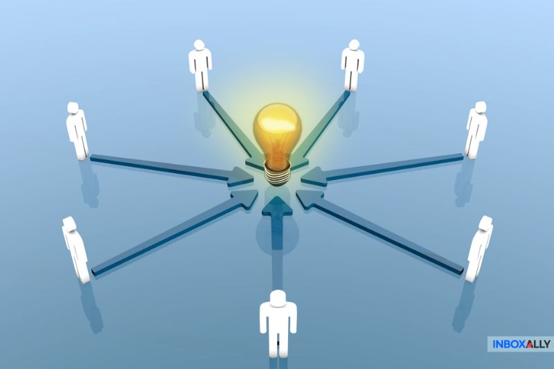 Illustration of a light bulb connecting people, symbolizing innovative strategies in the email marketing customer journey for stronger connections.