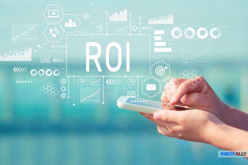 Uma pessoa está usando um smartphone com gráficos de ROI e visualizações de dados, mostrando a eficácia das estratégias de marketing por e-mail em 2025.