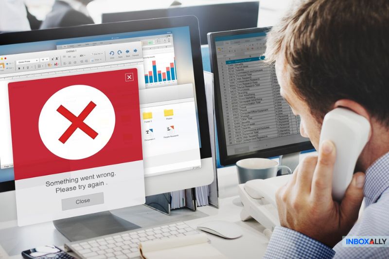 Profissional frustrado com problemas de entrega de e-mail causados por listas negras de backscatterers, enfatizando a importância das práticas recomendadas de segurança de e-mail