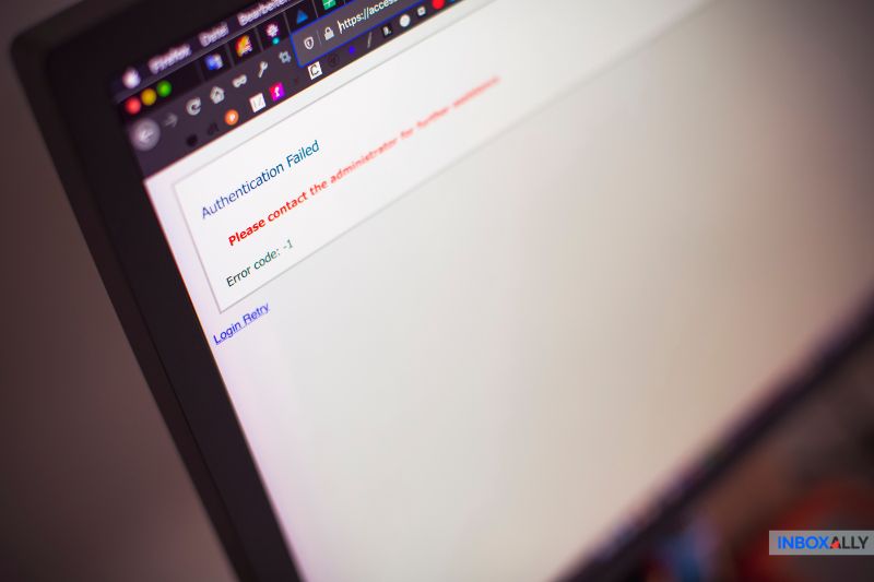 Um monitor de computador exibe uma mensagem de erro 