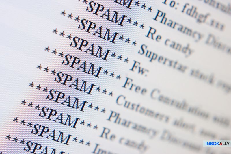 La pantalla de un ordenador muestra una lista de asuntos de correo electrónico de un Servicio de Correo Electrónico, con varios mensajes marcados como