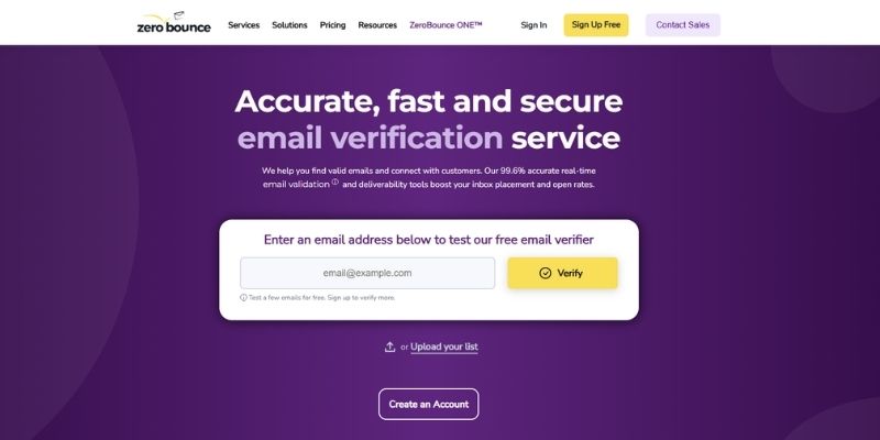 Captura de tela da página inicial da ZeroBounce que apresenta um serviço de verificação de e-mail - uma das melhores ferramentas de entregabilidade de e-mail - com uma caixa de entrada de e-mail de amostra e um botão amarelo