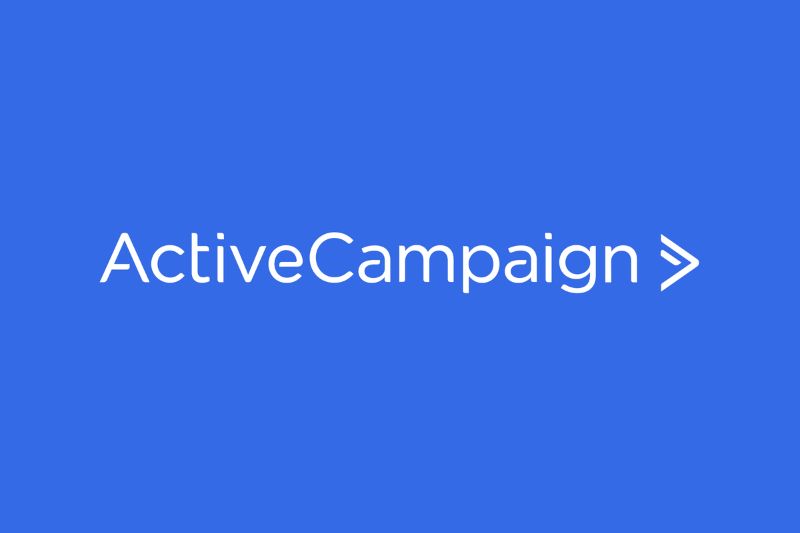 Logotipo de ActiveCampaign con texto blanco y símbolo de flecha sobre fondo azul, que representa una de las mejores plataformas de marketing por correo electrónico para agencias.