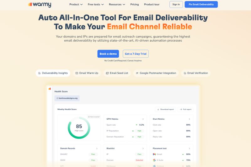 Captura de tela da página inicial do site da Warmy que apresenta soluções de IA para capacidade de entrega de e-mail B2B, uma opção de reserva de demonstração e um painel que exibe uma pontuação de 85 na integridade do e-mail com métricas detalhadas.